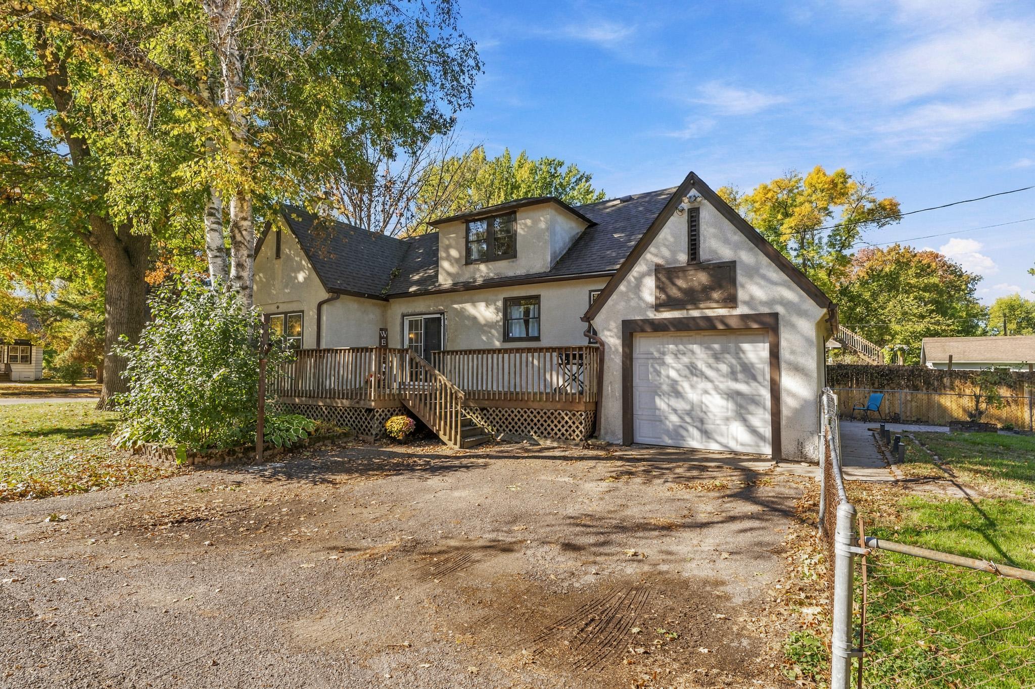 Spacious Deck & driveway for entertaining