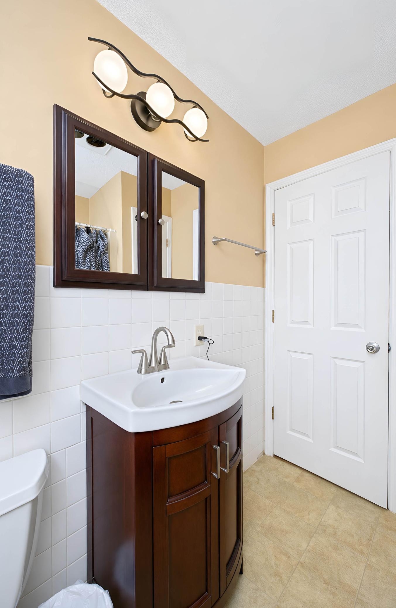 Upper Level Full Bath