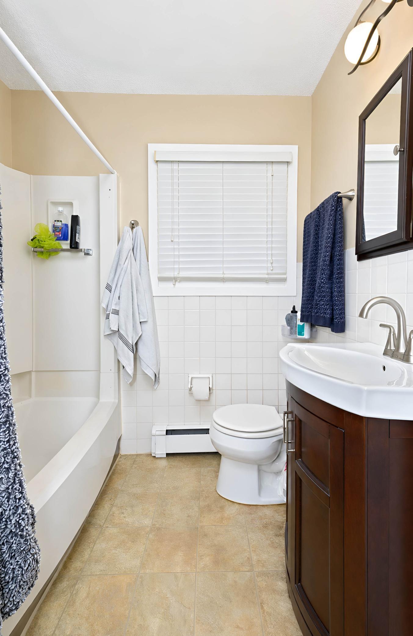 Upper Level Full Bath