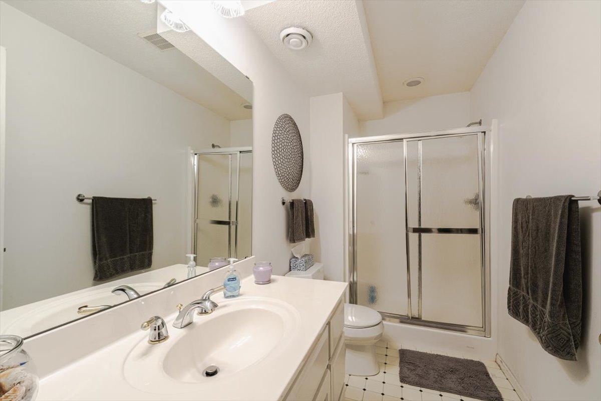 49-Bathroom.jpg