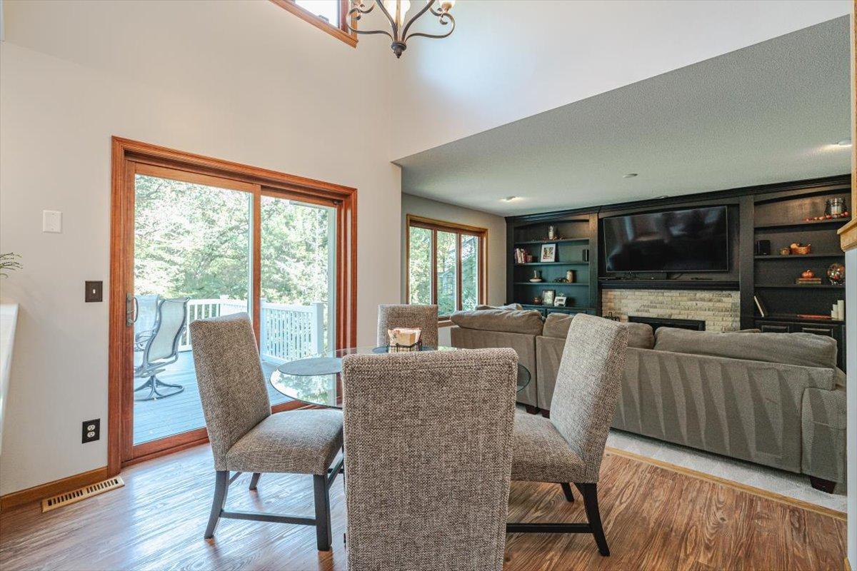 17-Kitchen Dining Area.jpg