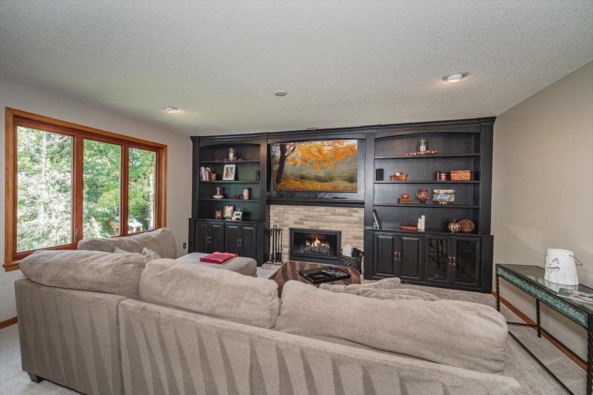13-Living Room.jpg