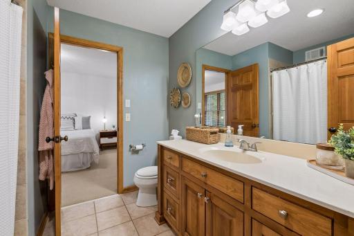 Jack & Jill bath between upper level bedrooms