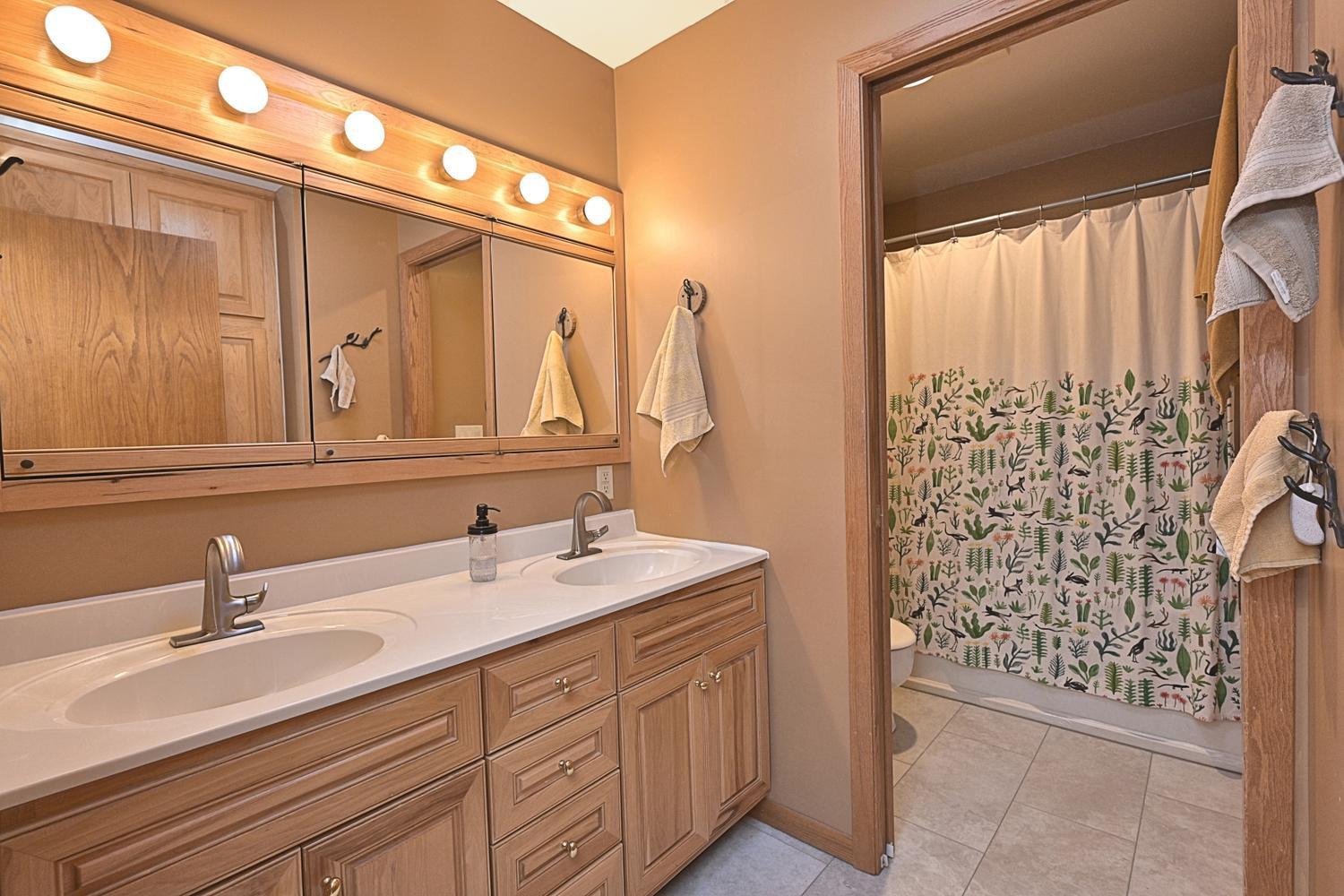 Upper Full bathroom