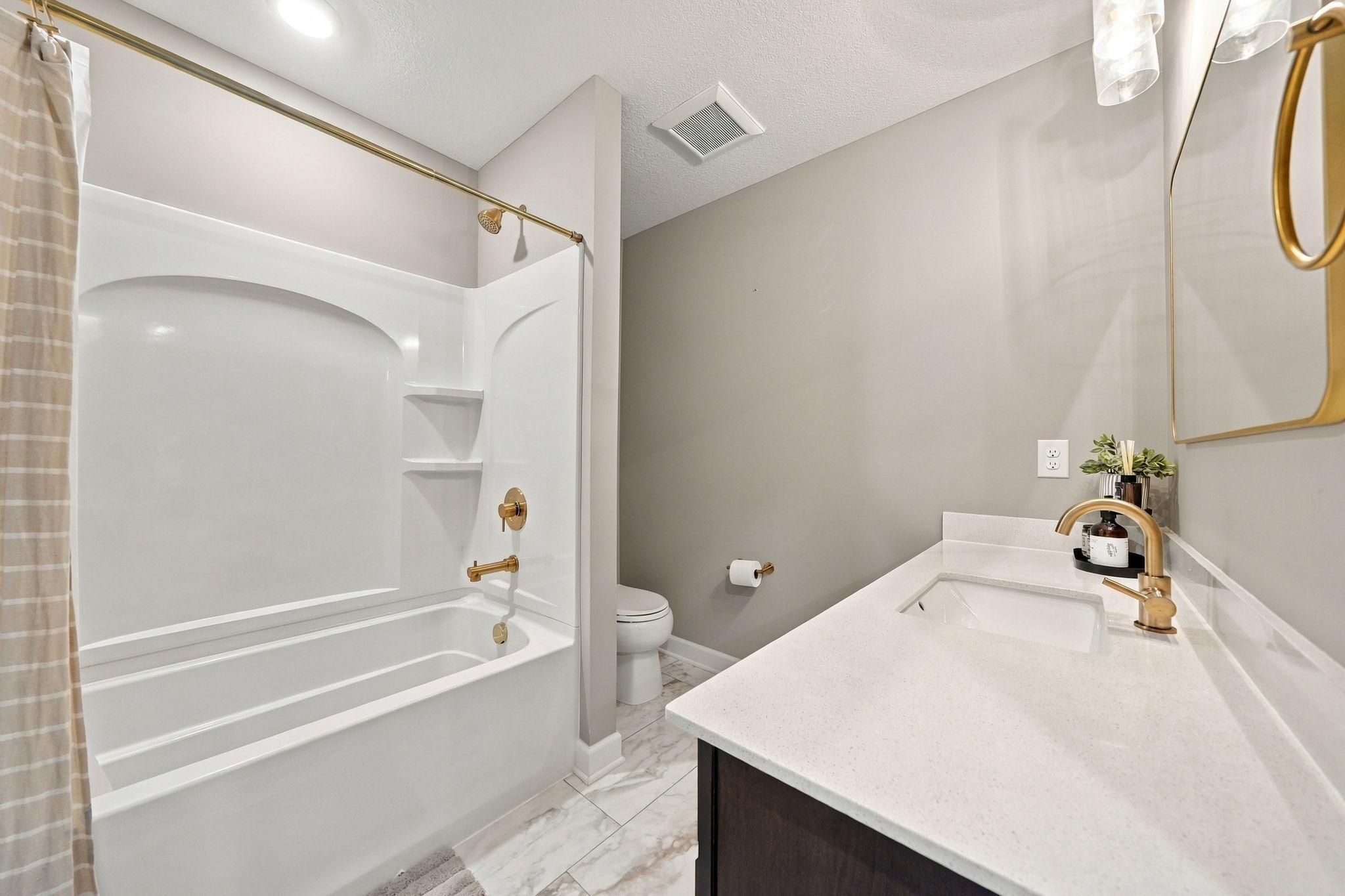Upper level full bathroom.