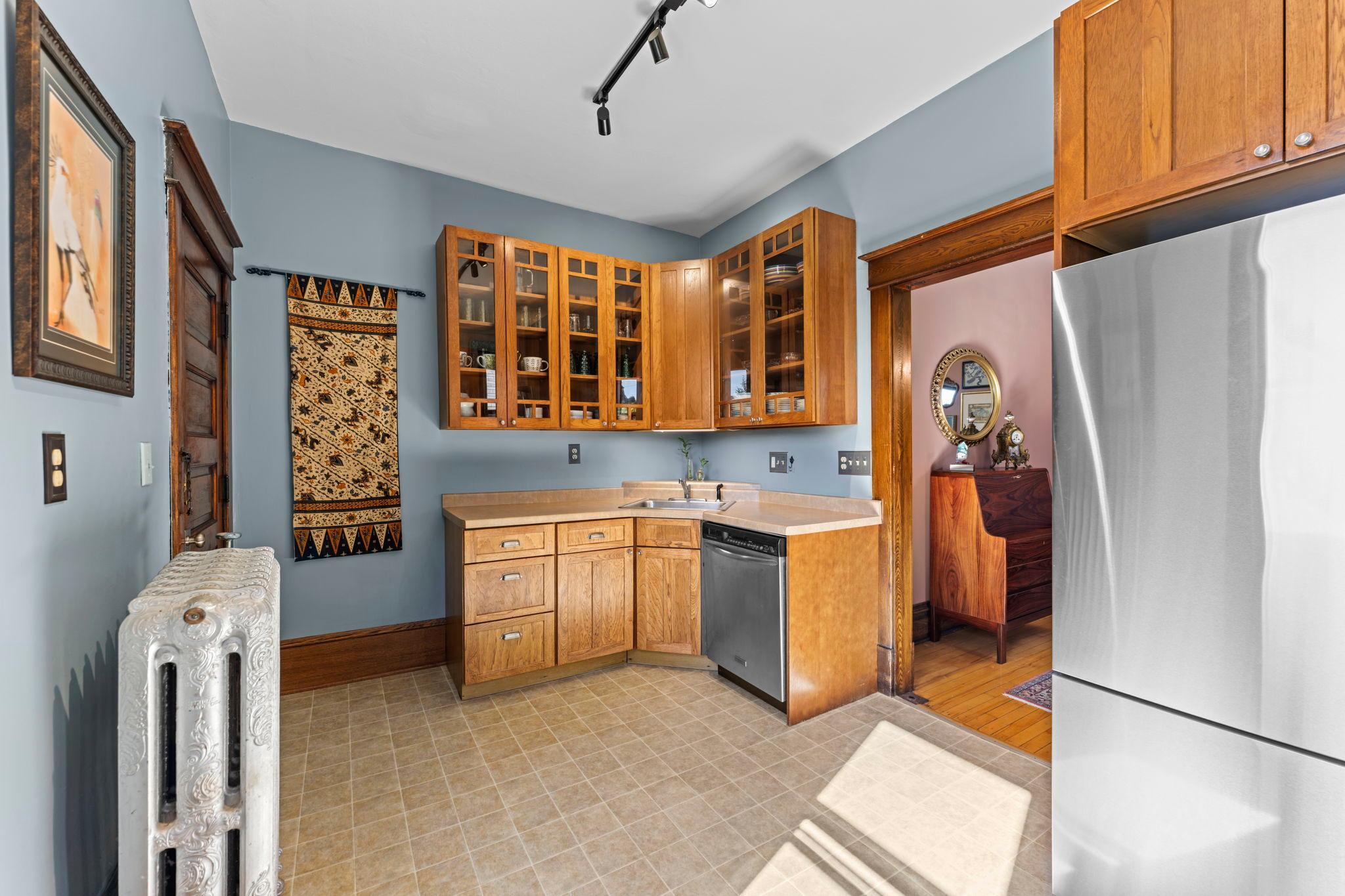 Yes, that is a dishwasher