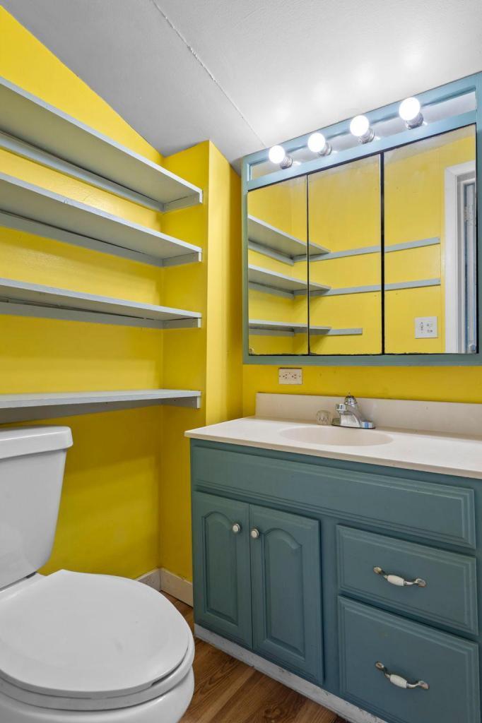 Main floor full bathroom