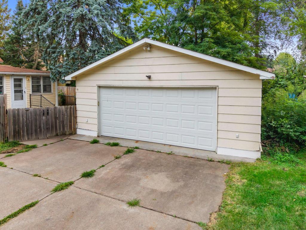 Spacious 22' x 24' (approx) garage