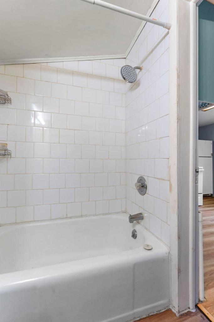 Main floor full bathroom