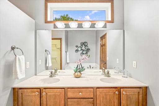 10801 Thone Road, Woodbury, MN 55129