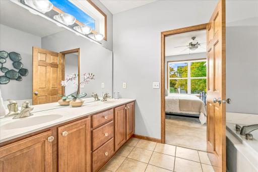 10801 Thone Road, Woodbury, MN 55129