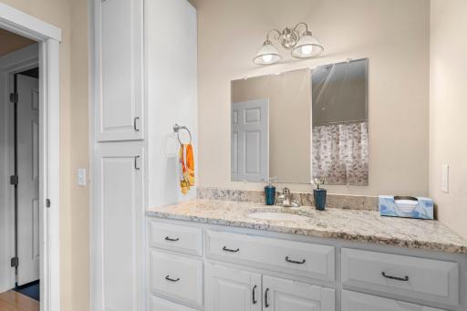 Mainfloor full bath with Granite counters
