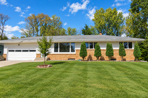 1595 Sandhurst Avenue E, Maplewood, MN 55109