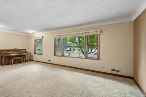 2267 Mohawk Road E, North Saint Paul, MN 55109