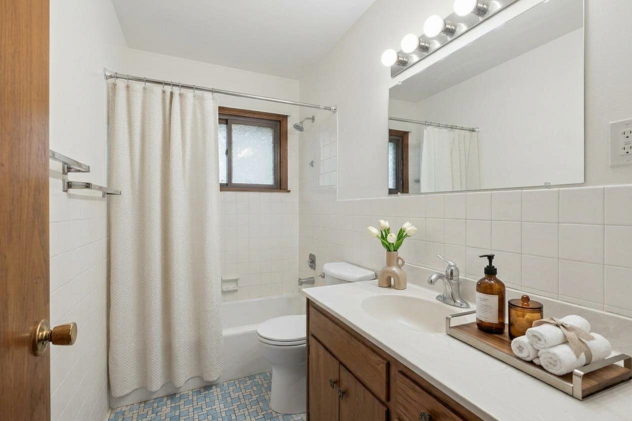 Virtual Staging Upstairs Bath