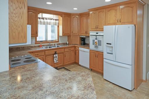 Nicely appointed kitchen with 42" uppers and raised panel cabinets.