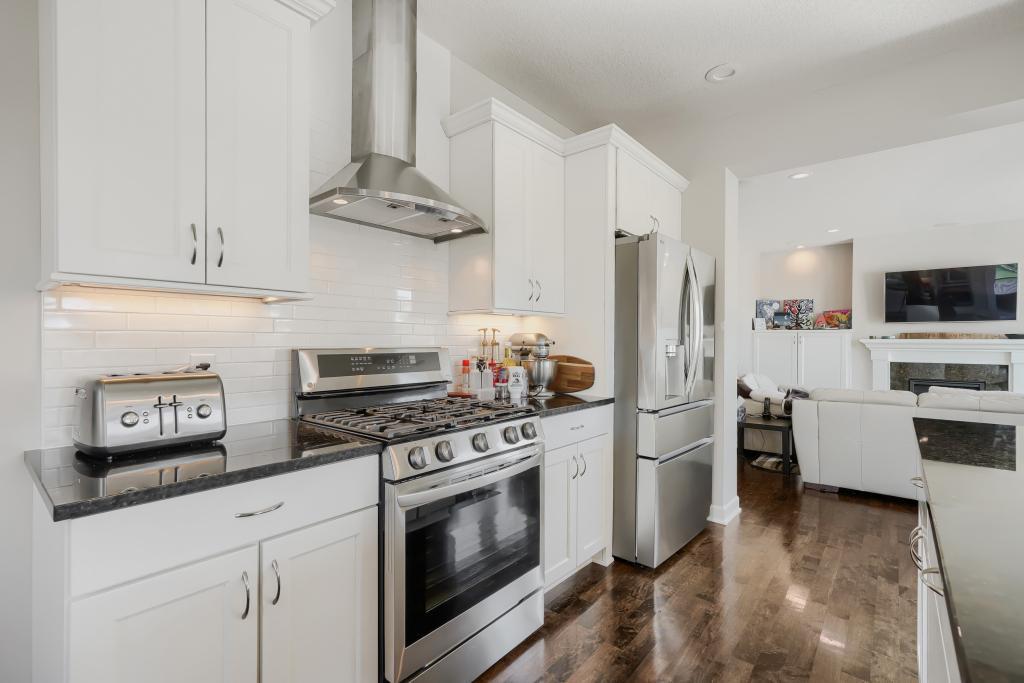 5915 Edgewater Dr - MLS Sized - 013 - 13 Kitchen.jpg