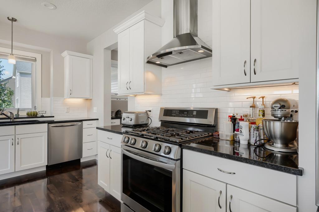 5915 Edgewater Dr - MLS Sized - 011 - 11 Kitchen.jpg