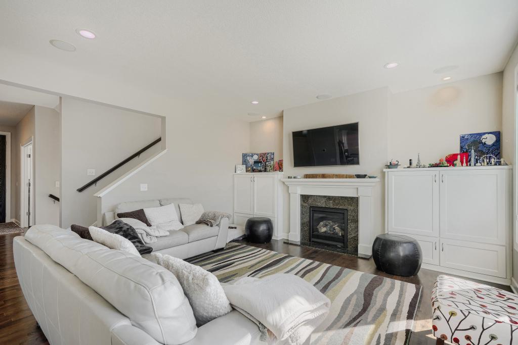 5915 Edgewater Dr - MLS Sized - 008 - 08 Living Room.jpg