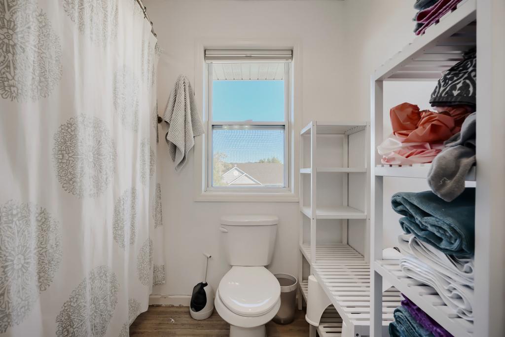 5915 Edgewater Dr - MLS Sized - 027 - 27 Bathroom.jpg