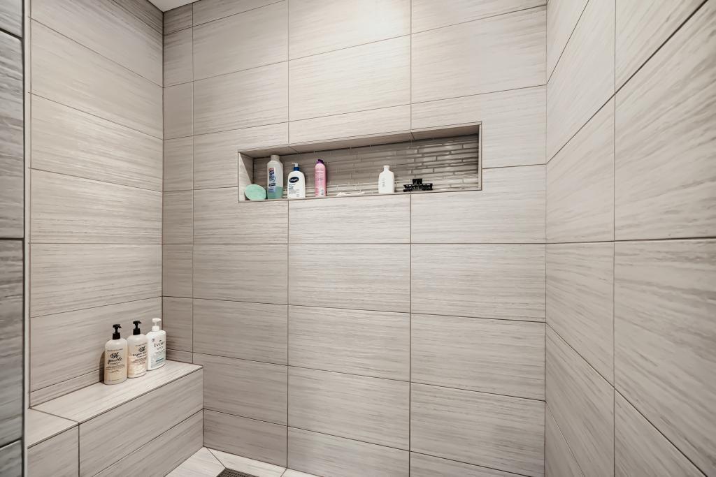 5915 Edgewater Dr - MLS Sized - 021 - 21 Primary Bathroom.jpg