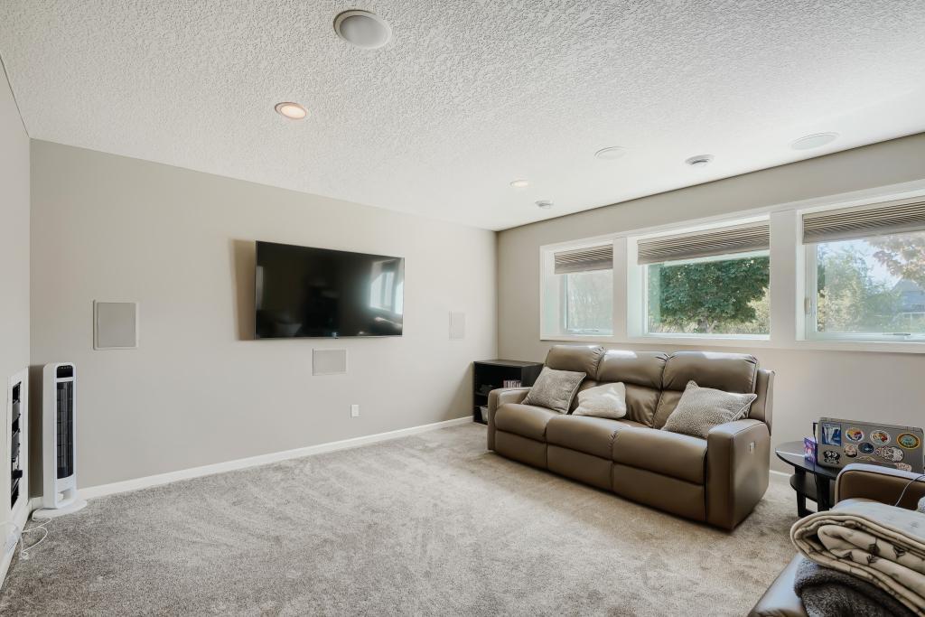 5915 Edgewater Dr - MLS Sized - 015 - 15 Family Room.jpg