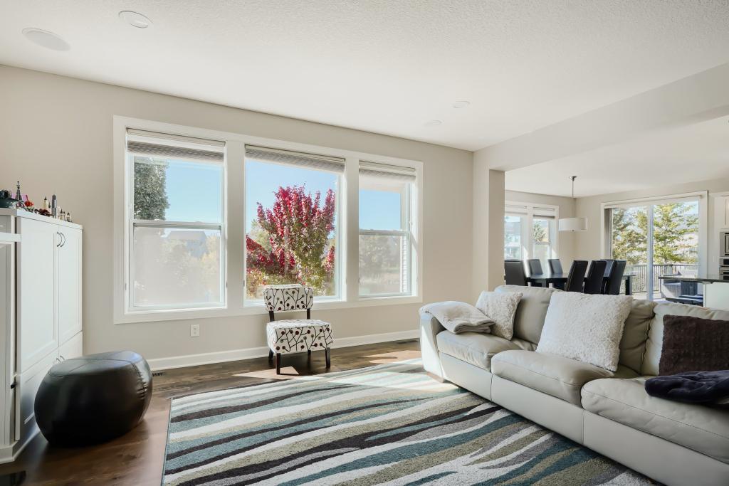 5915 Edgewater Dr - MLS Sized - 006 - 06 Living Room.jpg