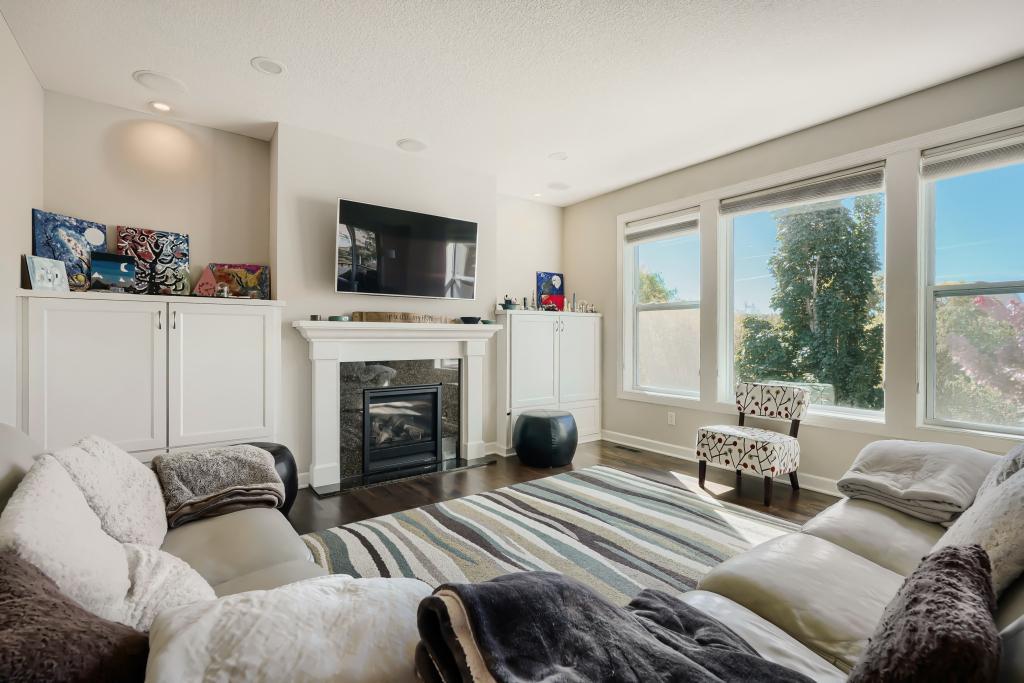 5915 Edgewater Dr - MLS Sized - 005 - 05 Living Room.jpg
