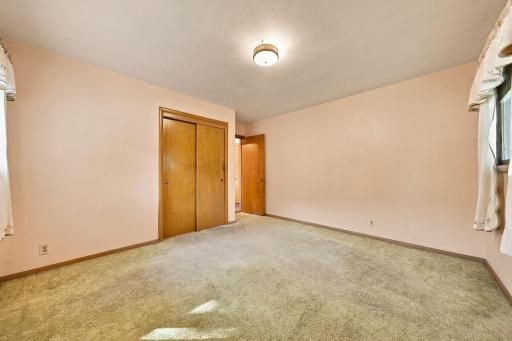 6131 Lee Avenue N, Brooklyn Center, MN 55429
