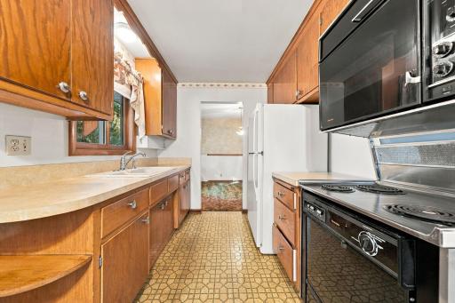 6131 Lee Avenue N, Brooklyn Center, MN 55429