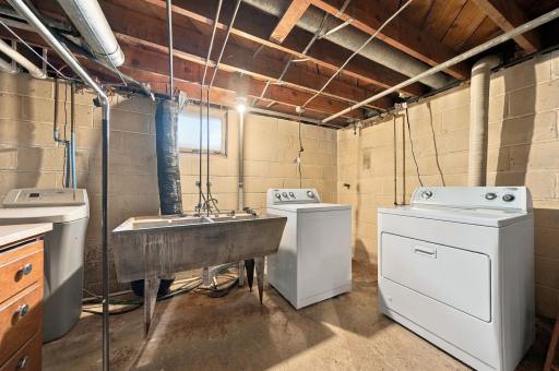 6131 Lee Avenue N, Brooklyn Center, MN 55429