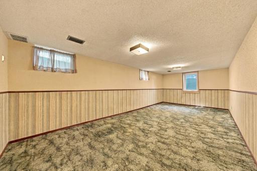 6131 Lee Avenue N, Brooklyn Center, MN 55429