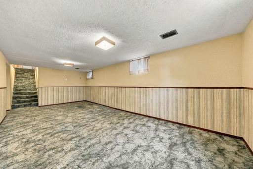6131 Lee Avenue N, Brooklyn Center, MN 55429