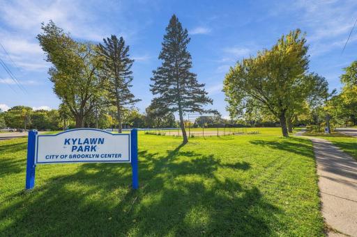 6131 Lee Avenue N, Brooklyn Center, MN 55429