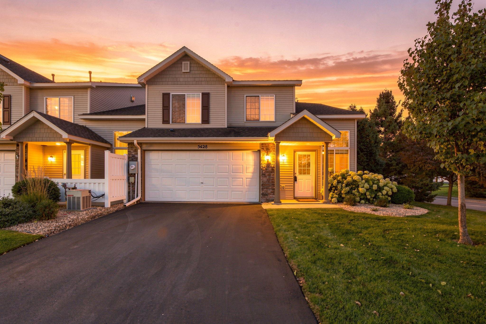 1-web-or-mls-Twilight_5428_Brewer_Ln_Inver_Grove_Heights_MN_550_0567.jpg