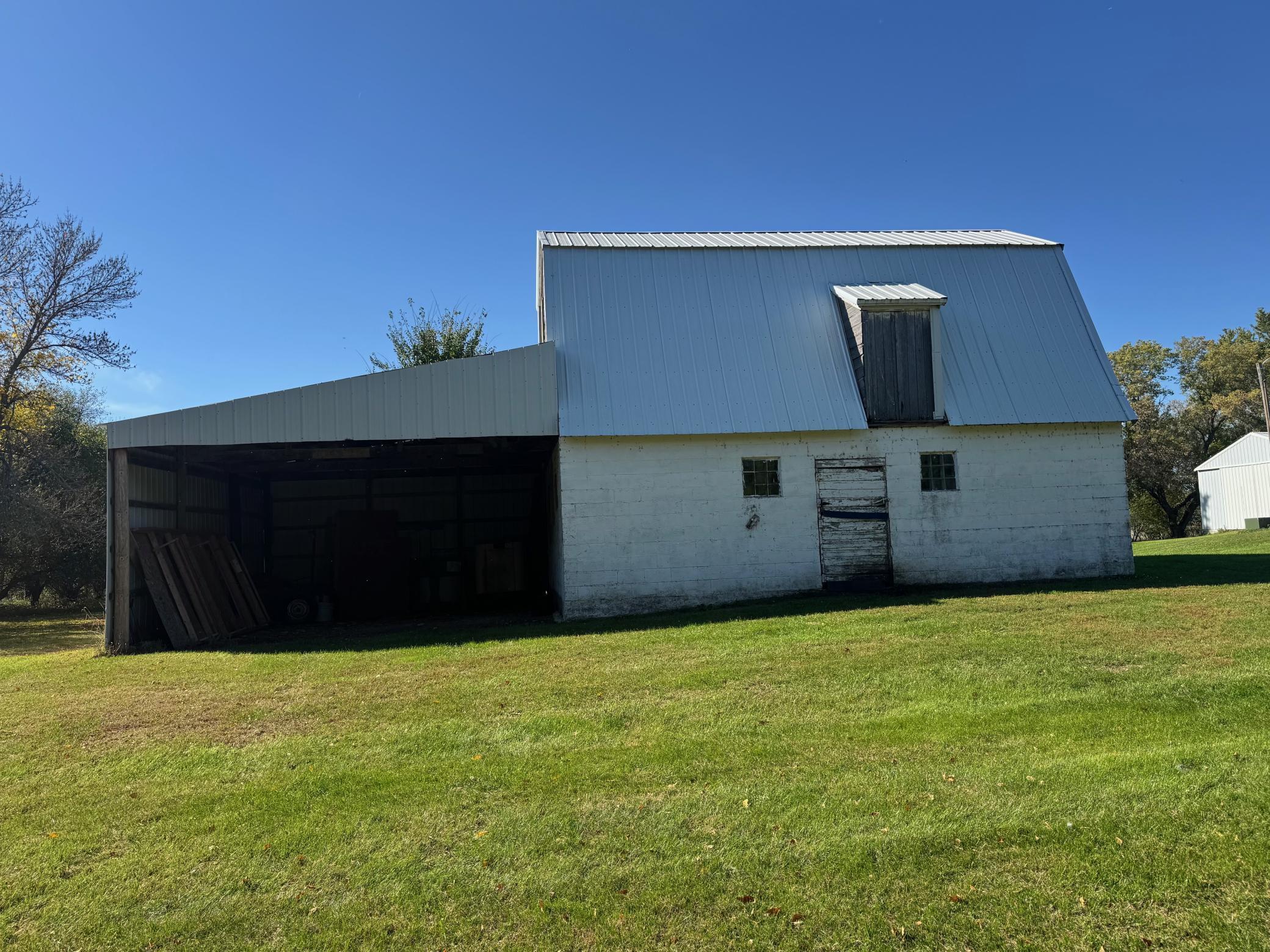 Barn with 2 lean-to's