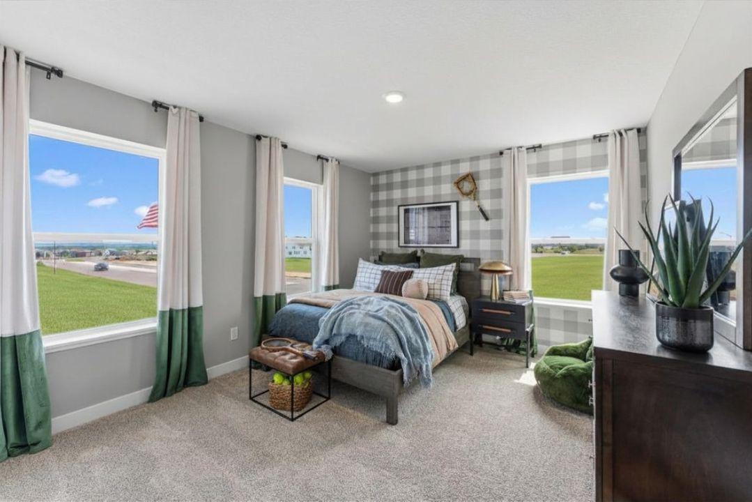 Secondary bedroom.