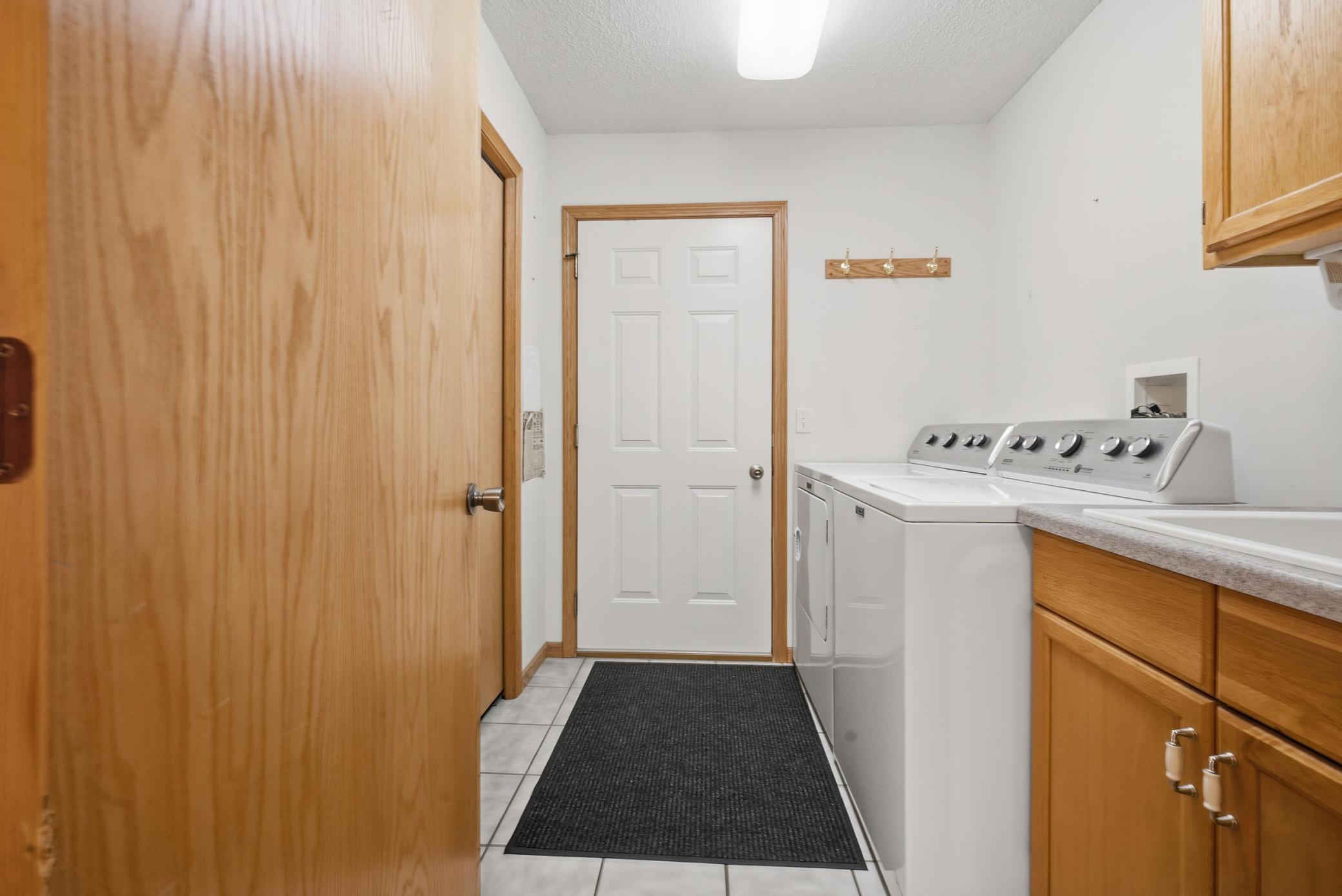 Laundry w/ tub