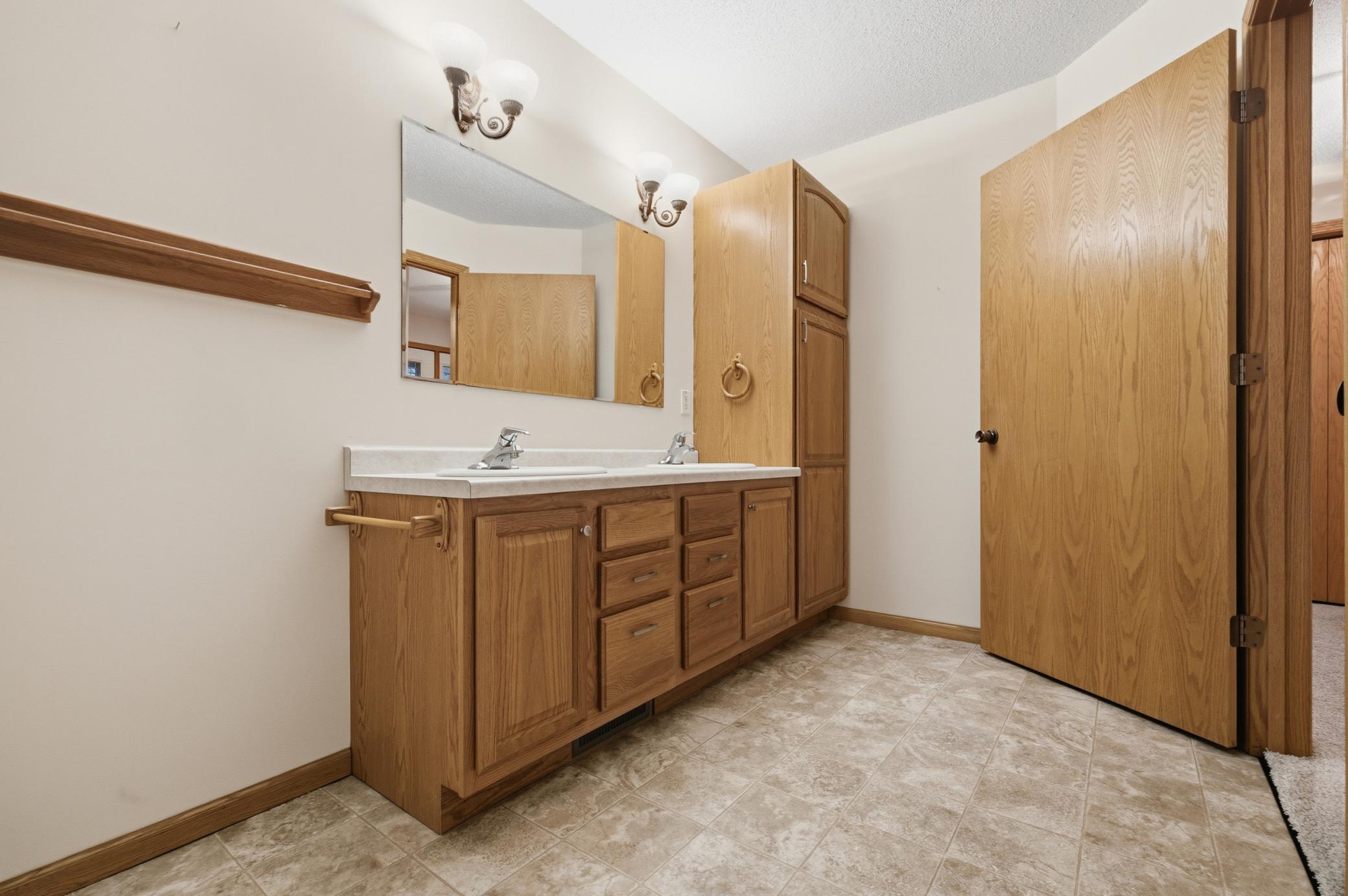 Guest bathroom w/ shower