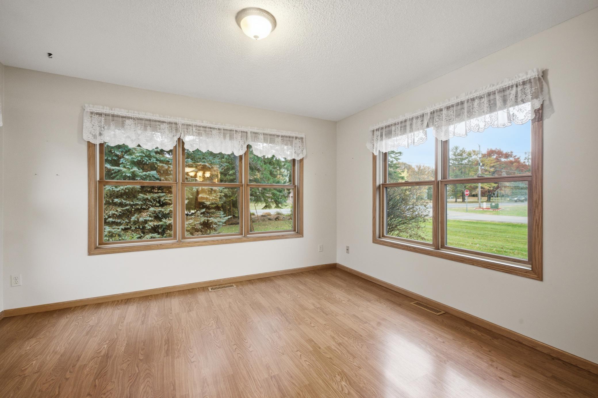 Sunroom w/ lots of windows