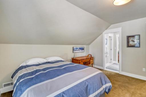 910 8th Street S, Fargo, ND 58103