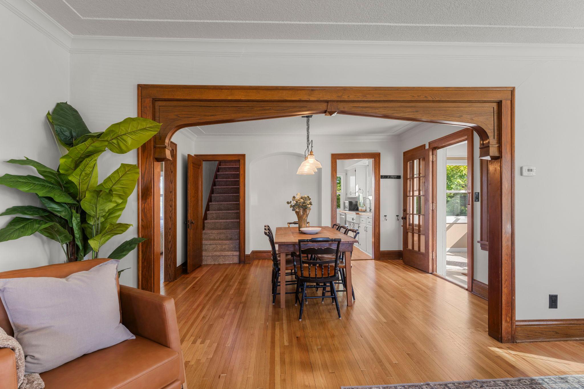 Dining room - Gorgeous woodwork!