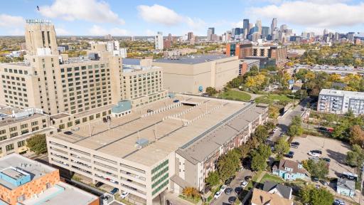 Live close to Downtown Minneapolis with easy access to work, entertainment, dining, and city attractions while enjoying a neighborhood setting.