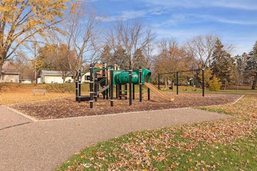 670 Goodwin Avenue N, Oakdale, MN 55128