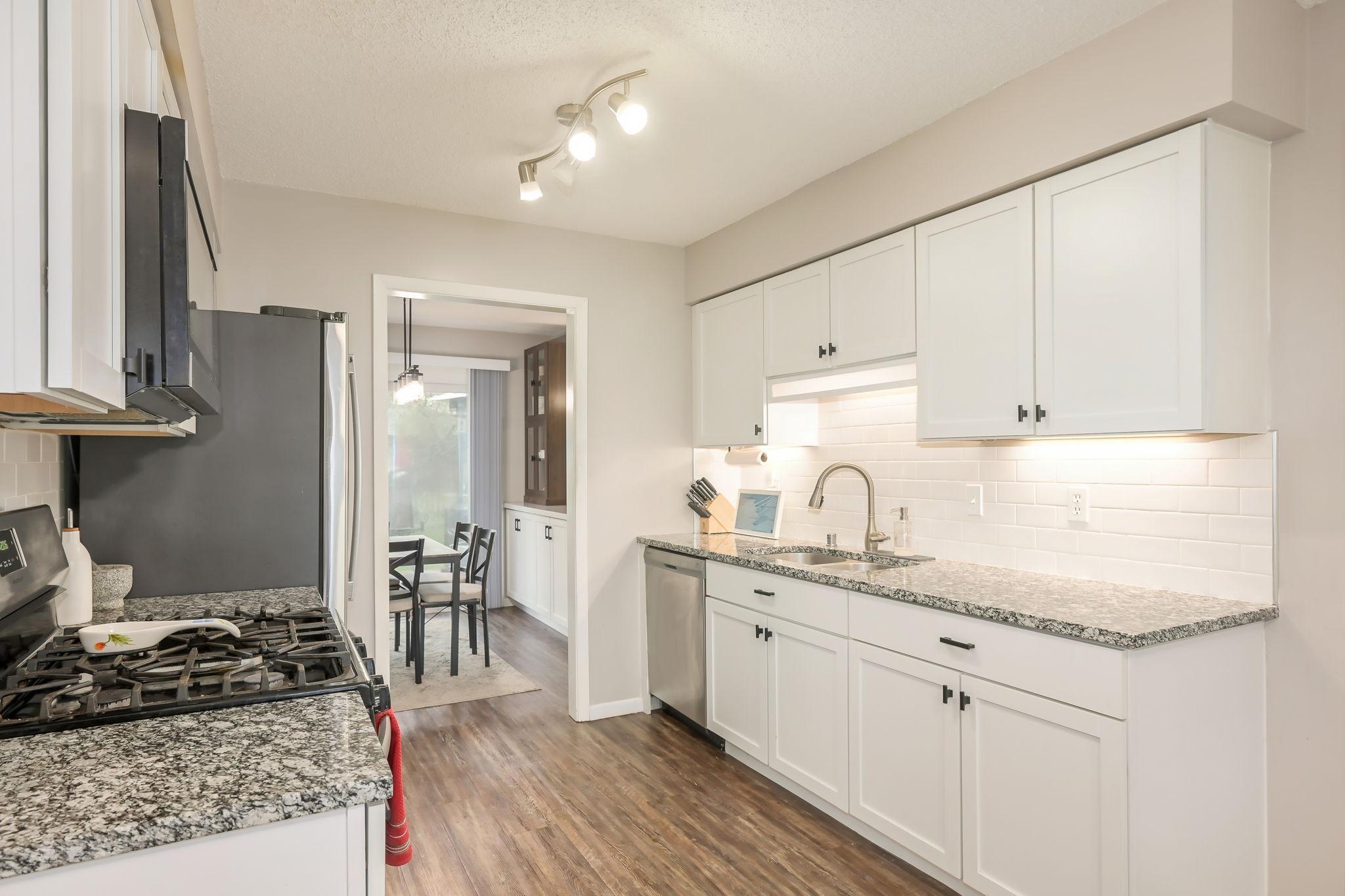59-web-or-mls-1701 James Int-117.jpeg