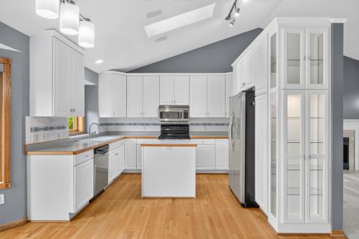 6585 Promontory Drive, Eden Prairie, MN 55346