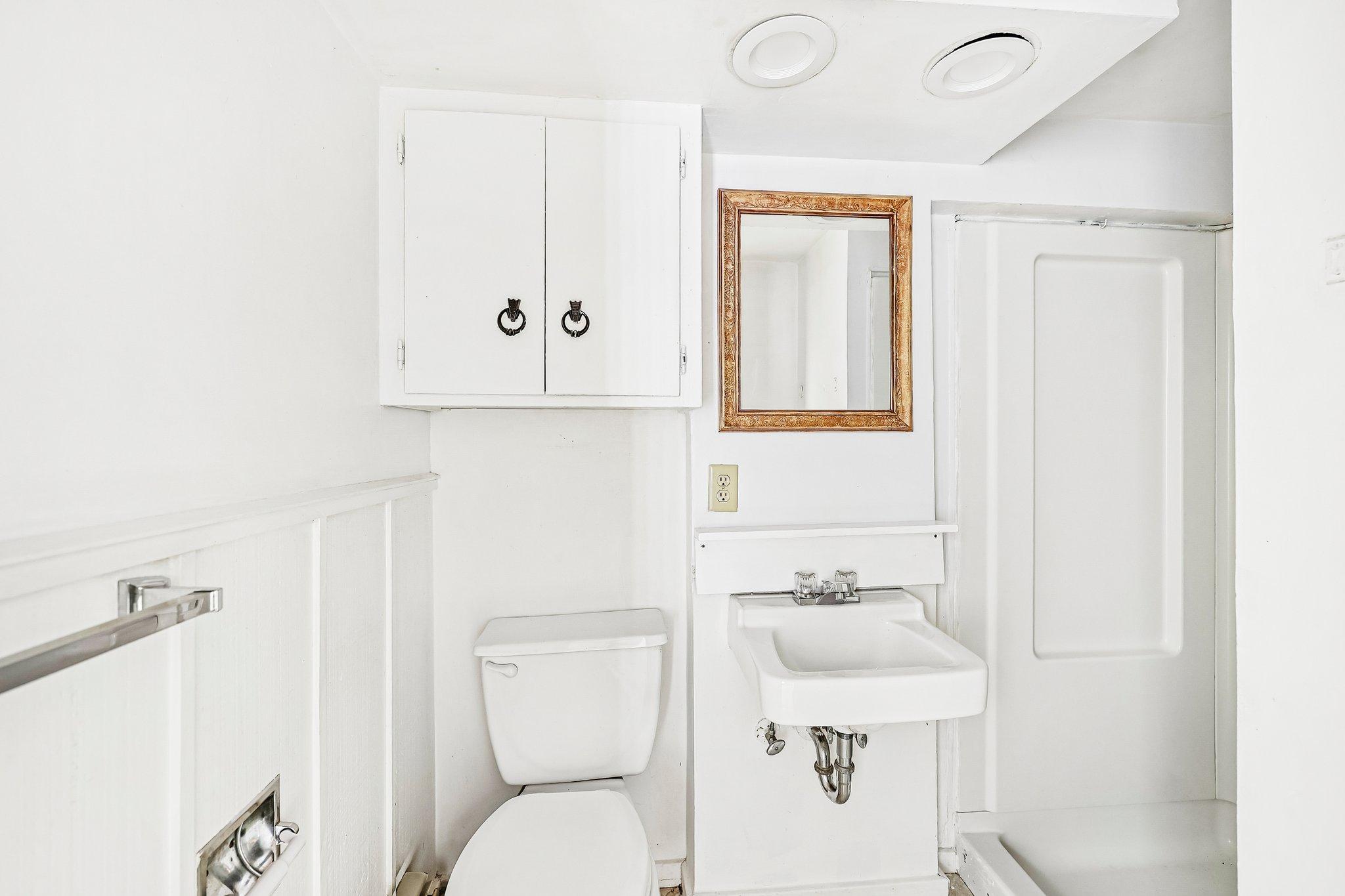 Lower level 3/4 bath.