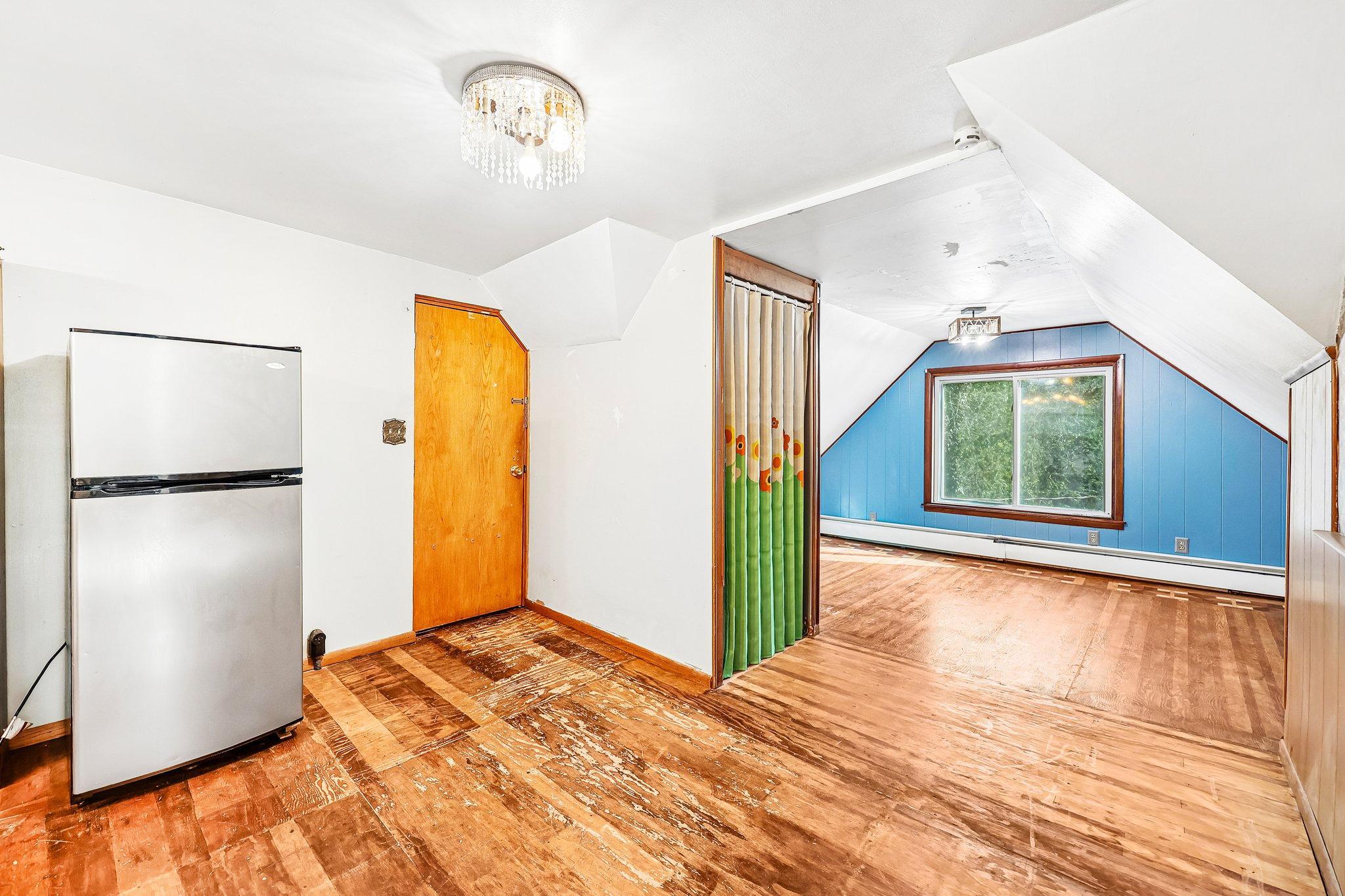Upper level in-law unit with bedroom