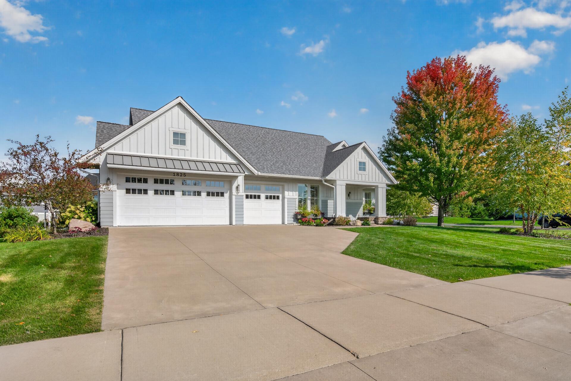 This former Hartman Homes model is located across the street from The Royal Golf Club, a championship-caliber golf course co-designed by Arnold Palmer and Annika Sorenstam