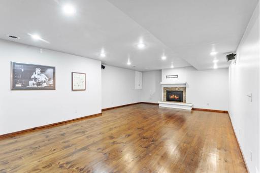 61-web-or-mls-9490 Wedgewood Dr-263.jpg
